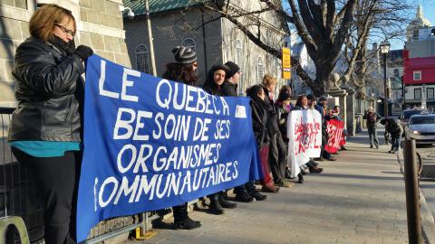 Le 29 avril dernier, les militantes et les militants des groupes communautaires de Québec et leurs alliés ont bloqué le Ministère des finances pour dénoncer les conséquences des politiques d’austérité du gouvernement libéral.