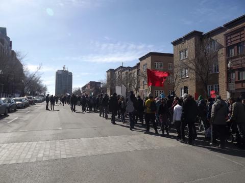 La plus importante manifestation de ce printemps étudiant à Québec a eu lieu le 29 mars dernier dans Saint-Jean-Baptiste. Environ 1 200 personnes, des étudiantes et des étudiants, des parents, des travailleurs et des travailleuses ont répondu à un appel signé de plusieurs militantes et militants de l’association étudiante du Cégep Garneau pour une marche familiale contre l’austérité et la brutalité policière. La manifestation faisait suite à la répression très violente d’une manifestation de l’ASSÉ devant l