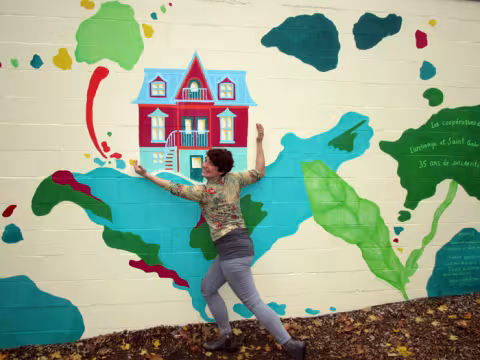Ga&euml;lle G&eacute;n&eacute;reux et la fresque qu&rsquo;elle a peinte au parc Scott. Photo : Roland Cliche