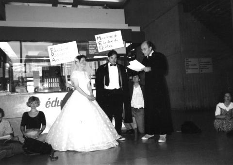 Il y a longtemps que les groupes communautaires souhaitent être reconnus par le gouvernement, ici lors d'une action du RÉPAC en 1993 célébrant le mariage de l'éducation populaire autonome et du ministère de l'Éducation.