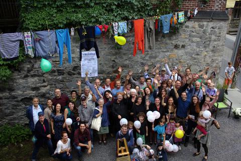 Les membres et leurs invités réunis le 17 septembre pour souligner le 40e anniversaire de la coopérative d’habitation du Faux-Bourg. Photo : courtoisie.