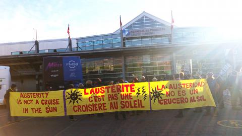 Une centaine de membres des groupes communautaires de la région ont envahi le stationnement du Terminal de croisière de Québec  le jeudi 30 septembre aux petites heures du matin pour protester contre l'austérité et l'évasion fiscale.