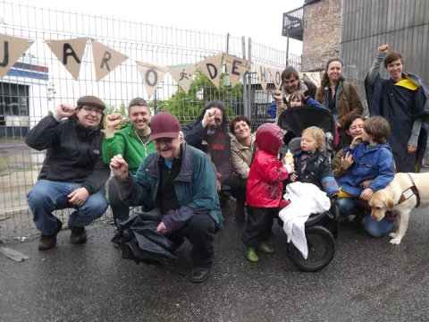 Une &eacute;quipe de militantes et militants du Comit&eacute; populaire Saint-Jean-Baptiste installe des banderoles sur la cl&ocirc;ture du site de l&rsquo;ancien garage &agrave; jojo dans la c&ocirc;te d&rsquo;Abraham. 